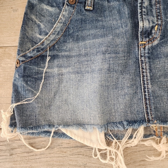 Guess Women's Blue Denim Casual LowRise Mini Skirt Frayed Hem - Picture 3 of 4